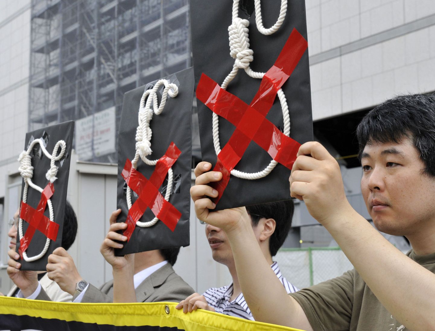 Amnesty Internationali liikmed avaldamas Jaapani parlamendihoone ees meelt surmanuhtluse vastu Jaapanis.