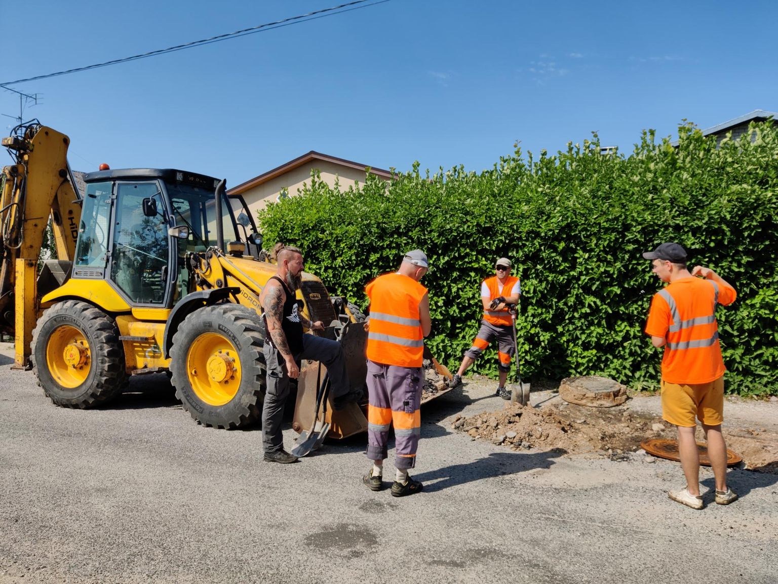 OÜ RoadWest ehitusjuht Madis Pärli (vasakul) vuras neljapäeval Viljandisse, et aidata töömeestel välja mõelda, kuidas liiga väikeseks osutunud betoonrõngad kanalisatsioonikaevude alla paigutada.
