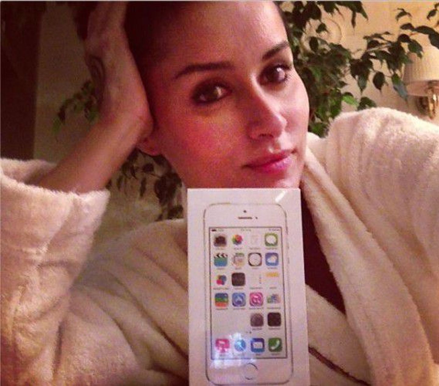 Тина Канделаки с новым iPhone.
