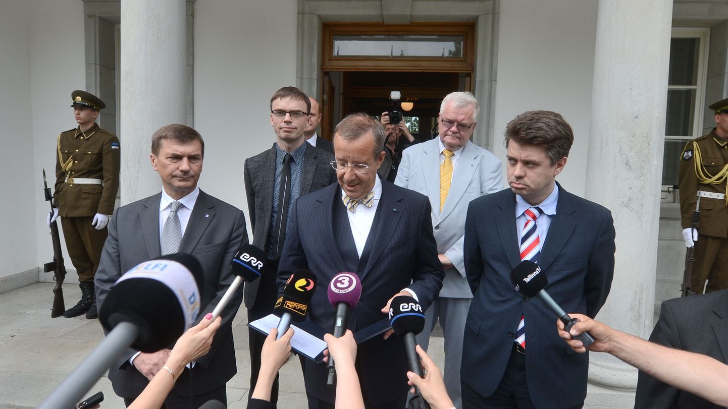 Президент Тоомас Хендрик Ильвес и главы партий после собрания