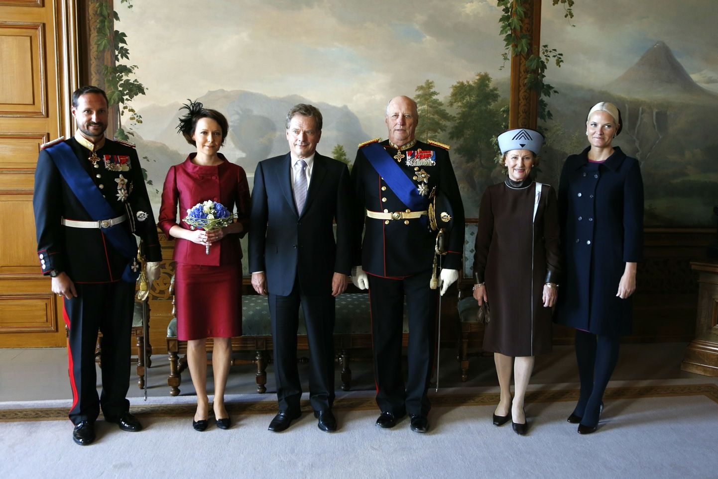 Grupipildil seisavad (vasakult) Norra kroonprints Haakon, Soome esileedi Jenni Haukio, president Sauli Niinistö, kuningas Harald, kuninganna Sonja ja kroonprintsess Mette Marit.