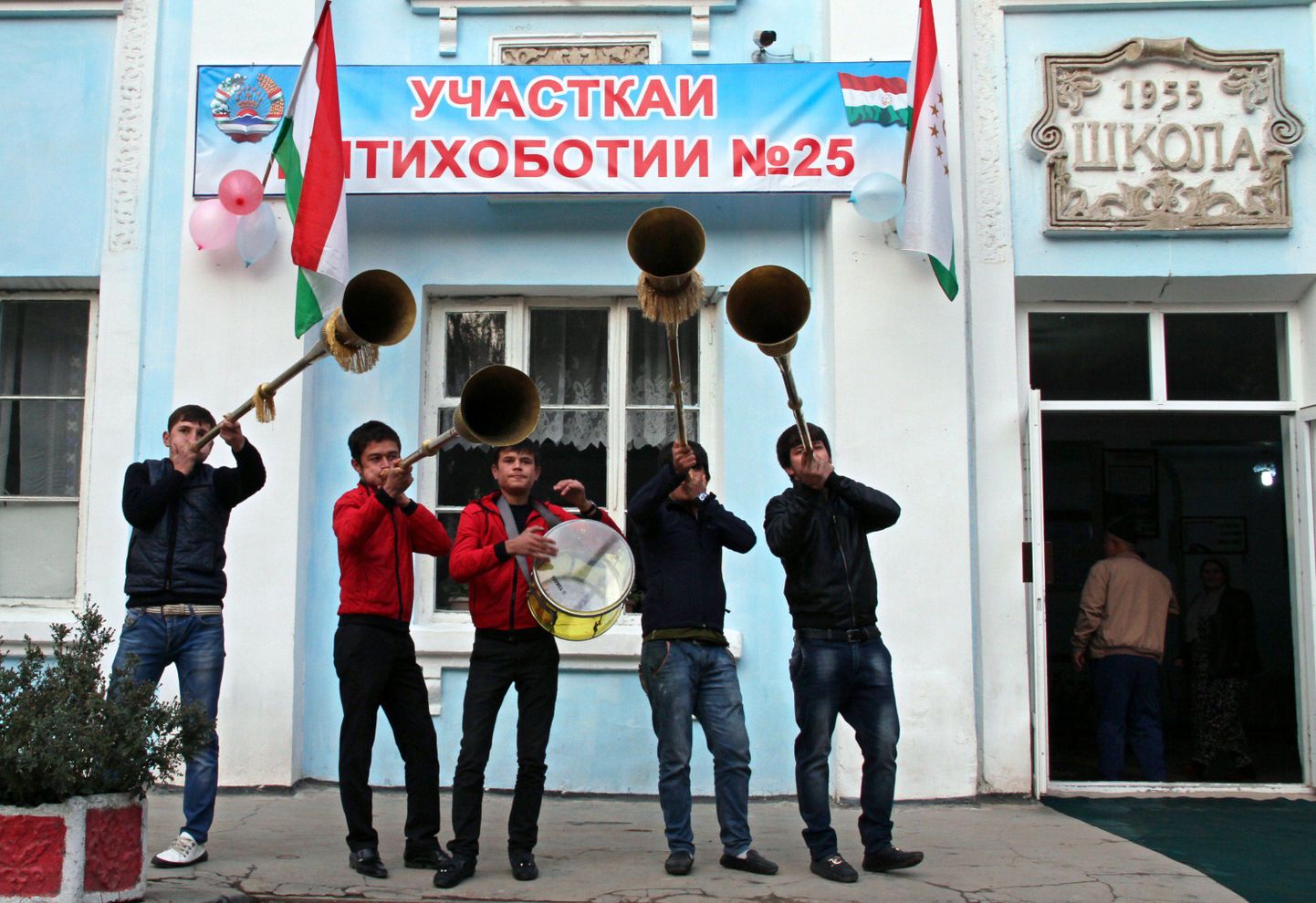 Valimismeeleolu Tadžikistani pealinna Dušanbe ühes valimisjaoskonna juures.