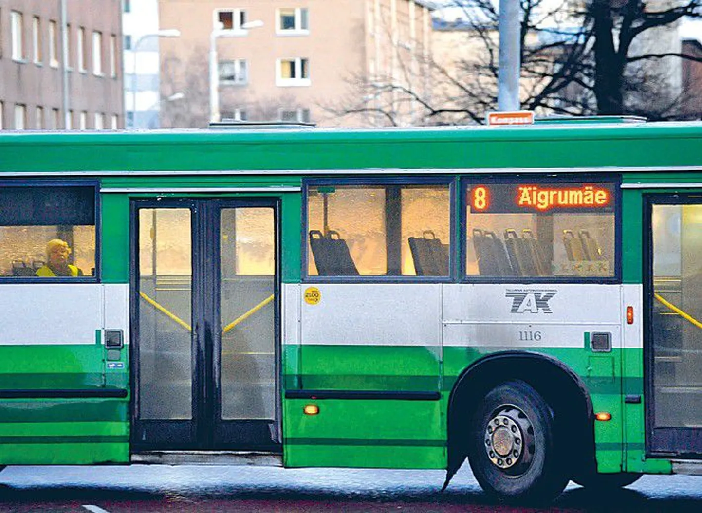 Количество пользующихся общественным транспортом в городах Эстонии уменьшается. Весной этого года в Таллинне по сравне­нию с осенью прошлого года количество пассажиров общественного транспорта сократилось на пять процентов.