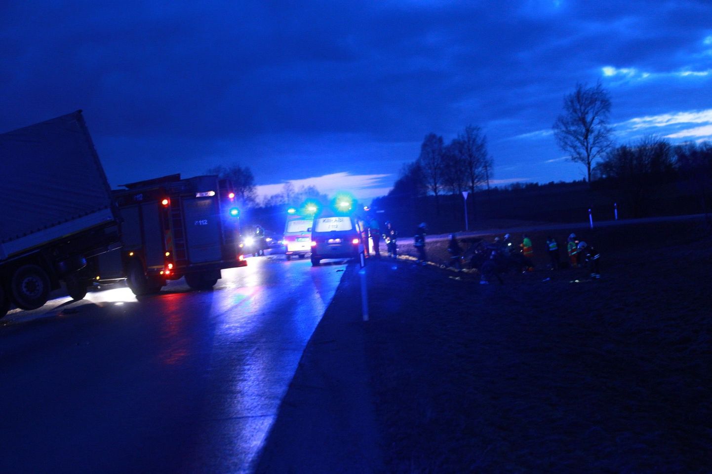 Tallinna-Narva maanteel Haljala lähistel juhtus 21. märtsi õhtul veidi enne kella seitset raske liiklusõnnetus, kus veoki ja sõiduauto kokkupõrkes hukkus kaks meest.