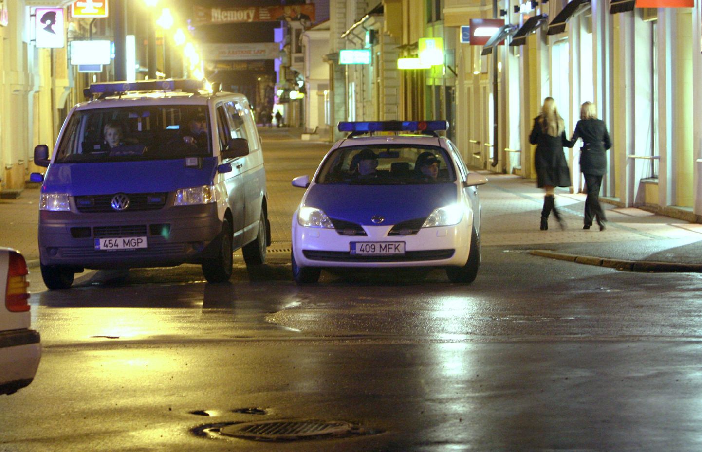 Politseinikud Rüütli tänaval. Foto on illustreeriv.