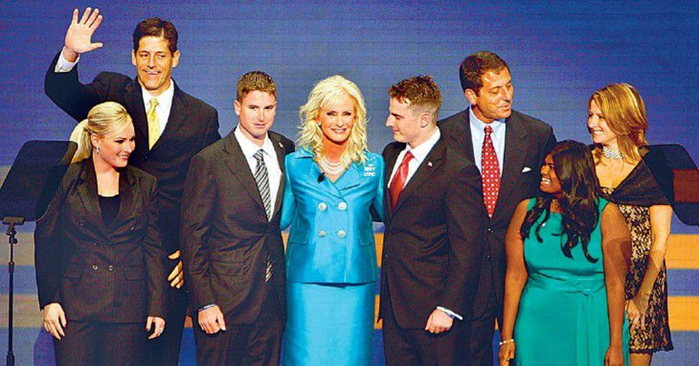 John McCaini tütar Meghan (vasakult), pojad Andy ja Jimmy, abikaasa Cindy, pojad Jack ja Doug ning tütred Bridget ja Sidney.