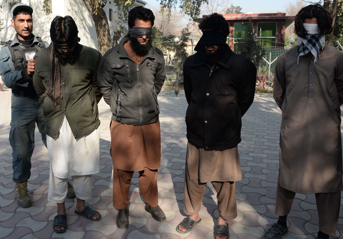 Väidetavad ISISe võitlejad Afganistani politseijaoskonnas Jalalabadis.