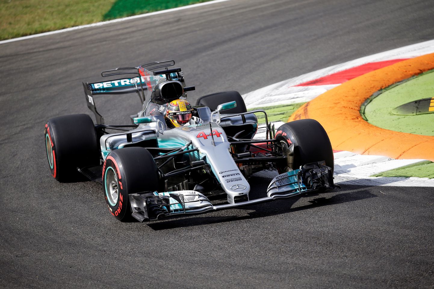 Lewis Hamilton stardib Itaalias esimeselt stardikohalt kuivale rajale.