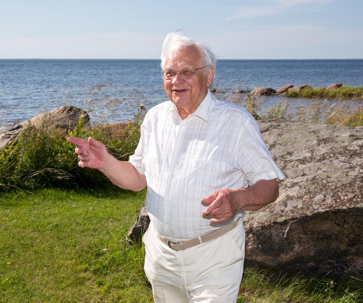 Kui Abaja talu õuel suure kivi juurde Ilmar Tõnissoni pildile jäädvustama läheme, lööb ninna mere lõhn – hoopis teistsugune kui rahvarohkes Pärnu rannas.