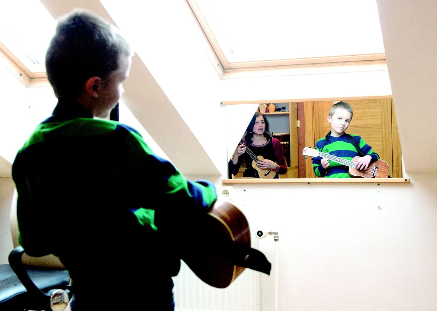 Jaak Javoišile meeldib esineda. Igasse tundi tuleb ta koos ukulelega. Peeglist peegeldub muusikaterapeut Karmen Linnamägi.