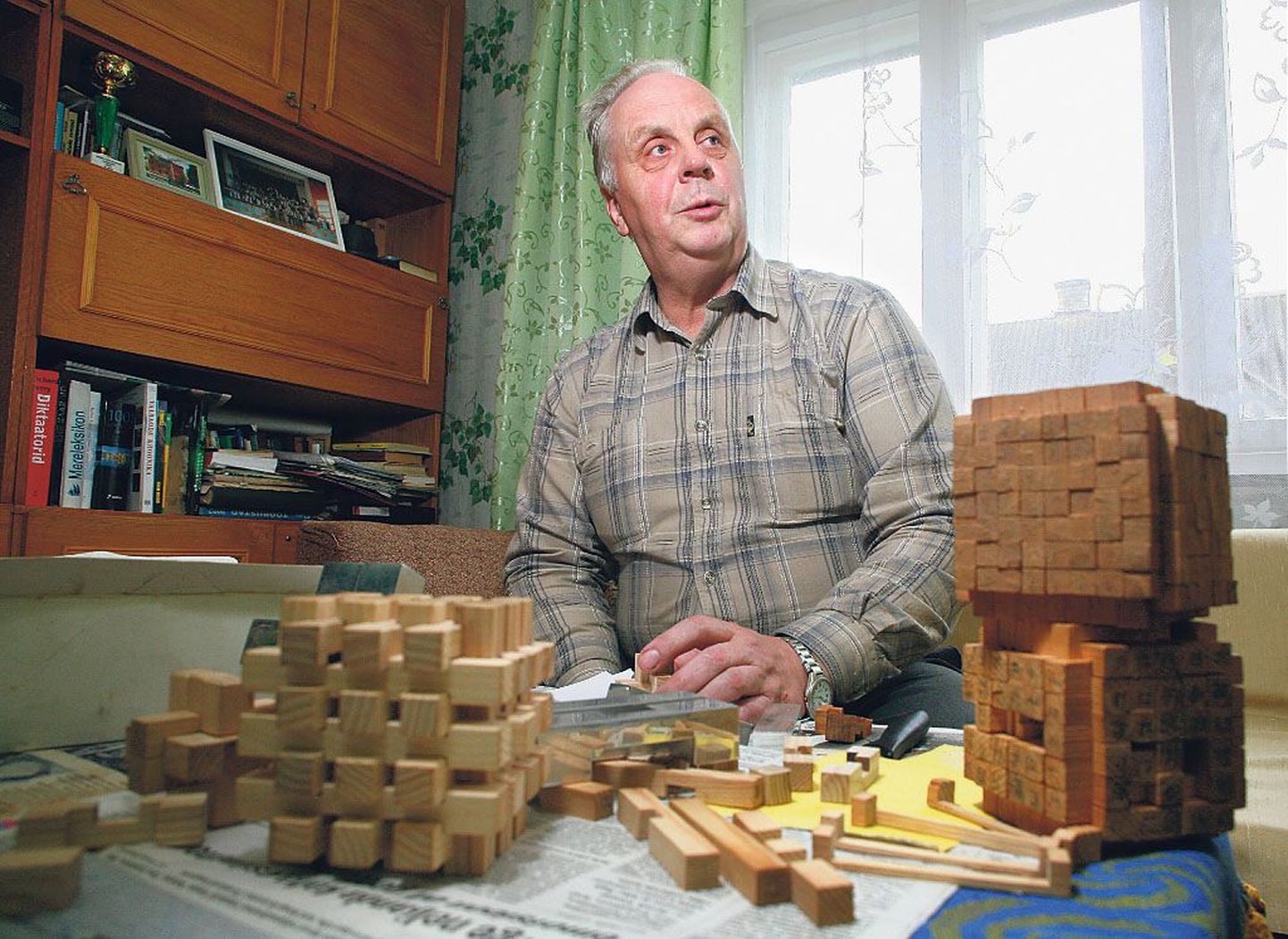 Sindis elav mehaanikainsener Johannes Mets trotsib argirutiini puidust kolmedimensioonilisi puslesid valmistades. Ta mõtleb loomisjärgus mudeli läbi, töötab algoritmi välja ja asub siis ülesannet lahendama – nii lihtne see ongi!