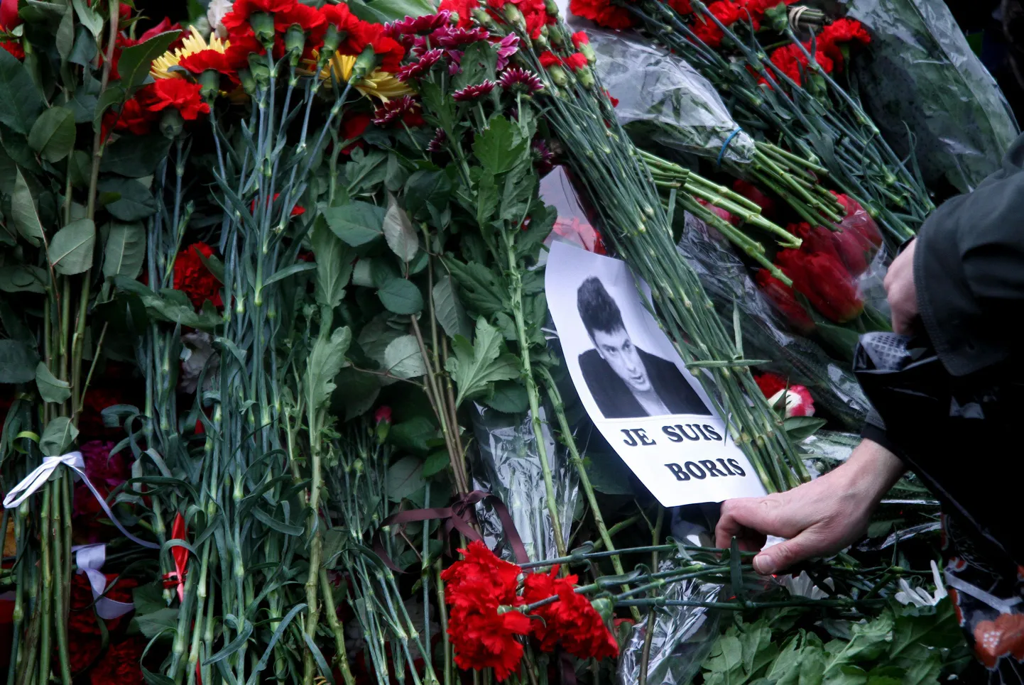 Москвичи несут цветы и свечи к месту гибели Бориса Немцова.