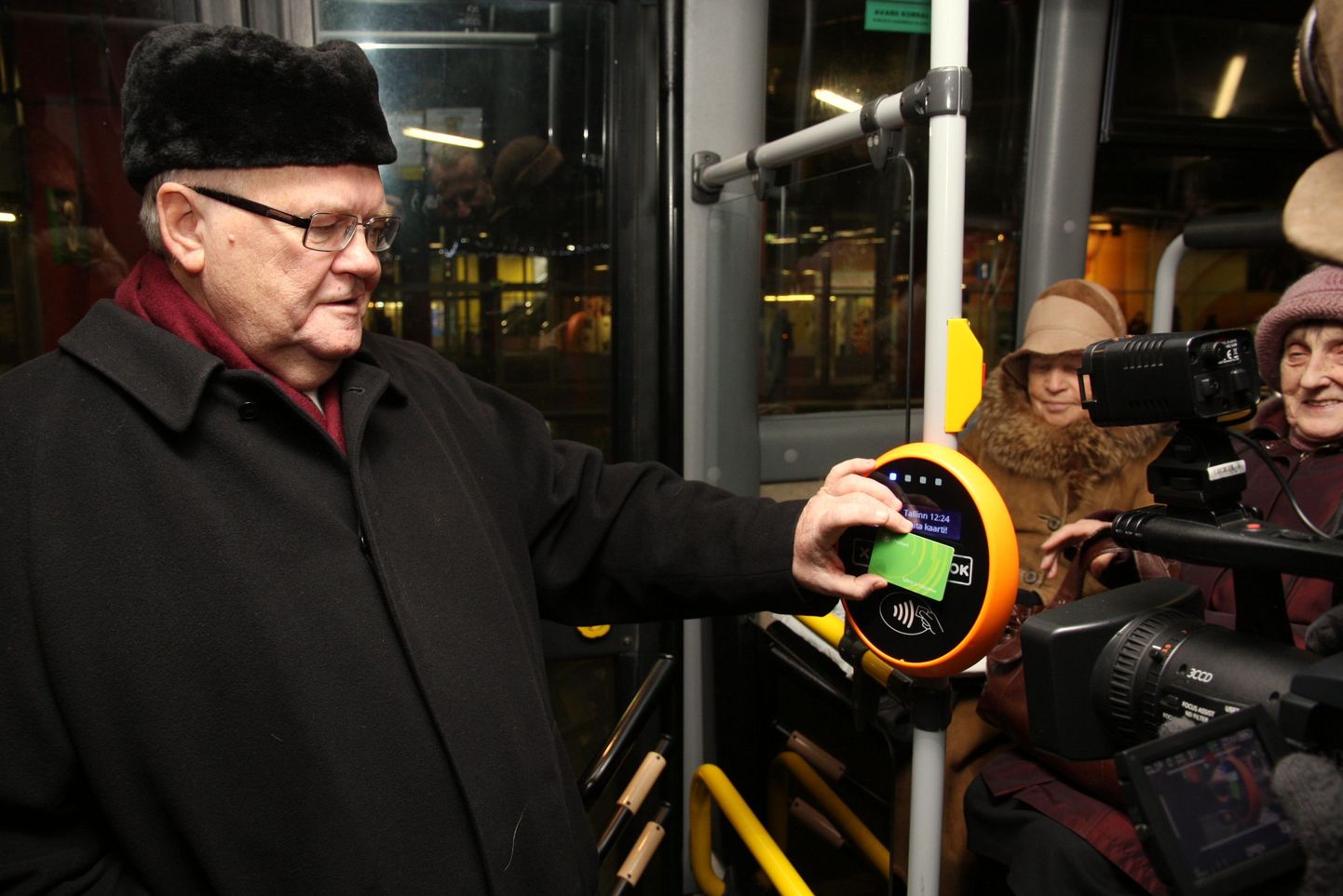 Эдгар Сависаар регистрирует проезд в автобусе.