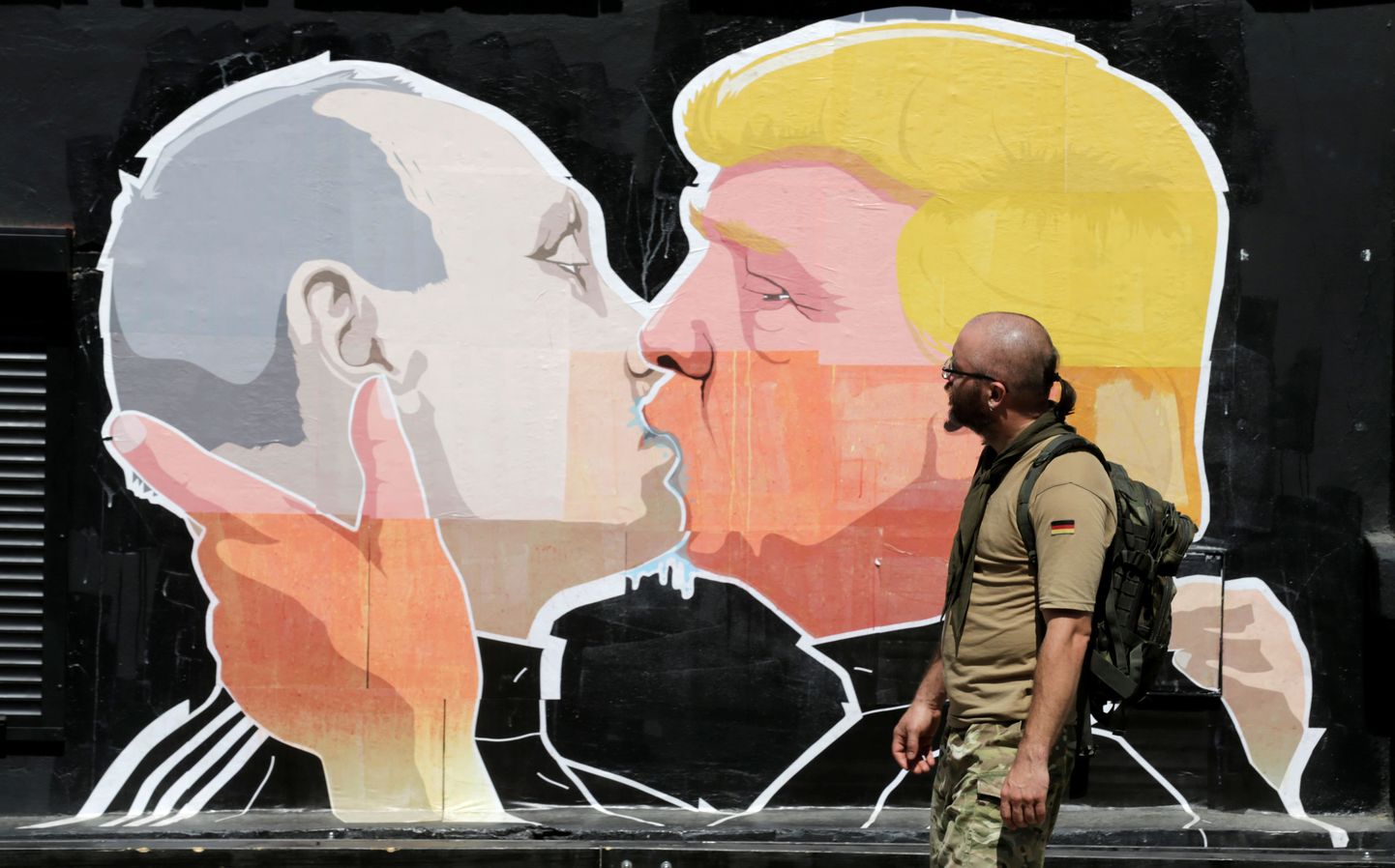 Vladimir Putinit ja Donald Trumpi kujutav seinamaal.