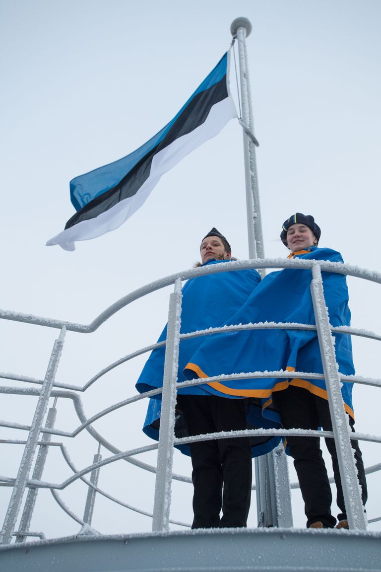 Karolina Pugal ja Oskar Lind heiskasid lipu Pika Hermanni tippu.
