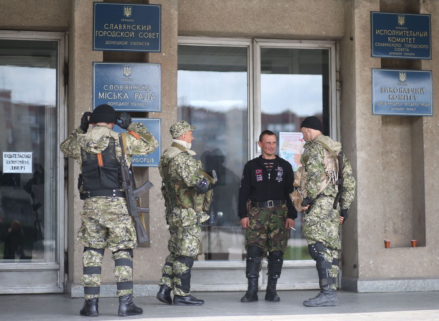 Venemeelsed Donetski oblastis Slovjanska linnavalitsuse ja raada hoone ees 15. aprillil.