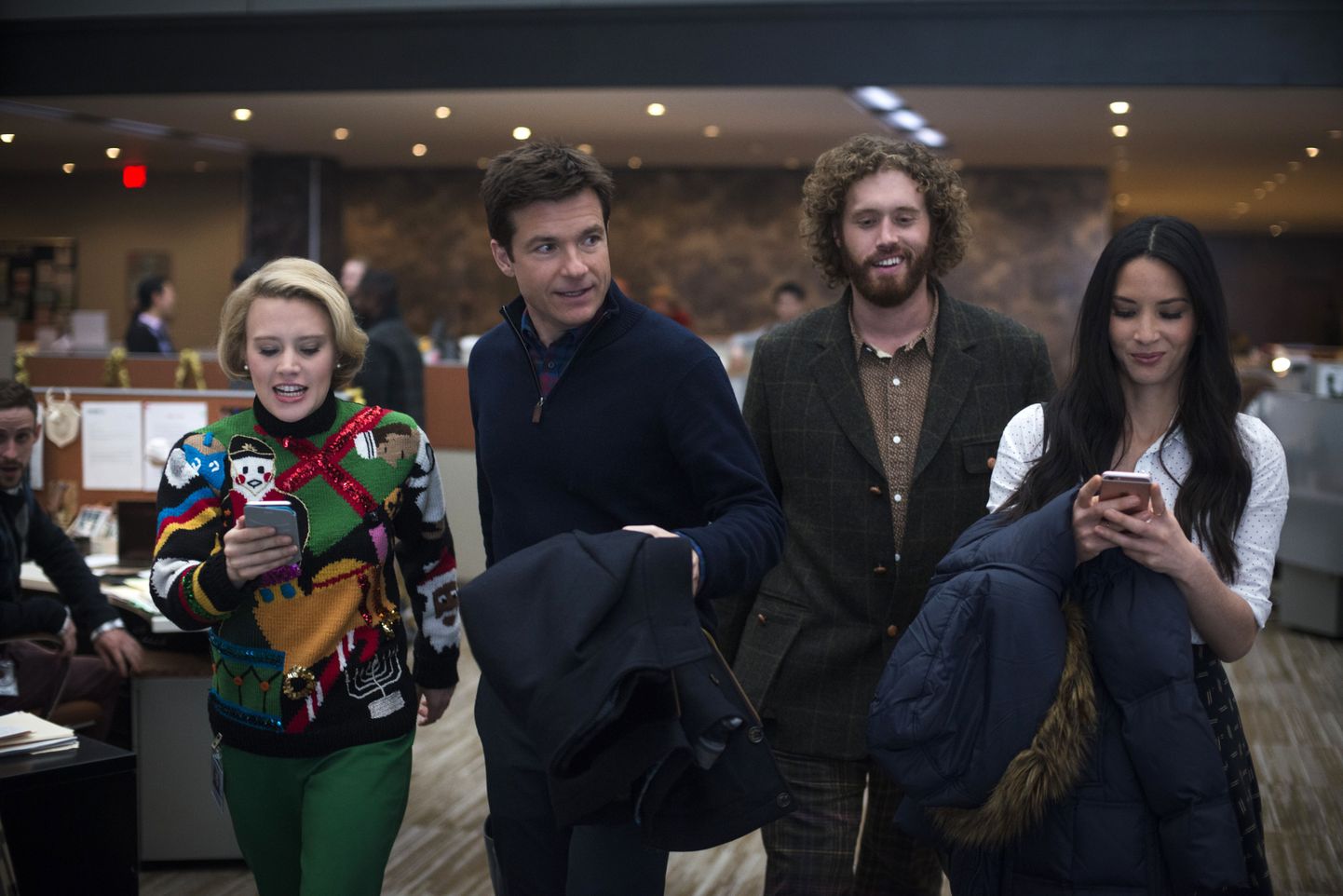 Stseen filmist «Office Christmas Party», vasakult Kate McKinnon, Jason Bateman, T.J. Miller ja Olivia Munn