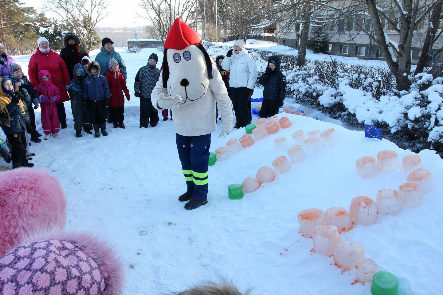 Mullu seadsid Viljandi Männimäe lasteaia koolieelikud numbri 112 kokku punastest ja rohelistest jääplokkidest.