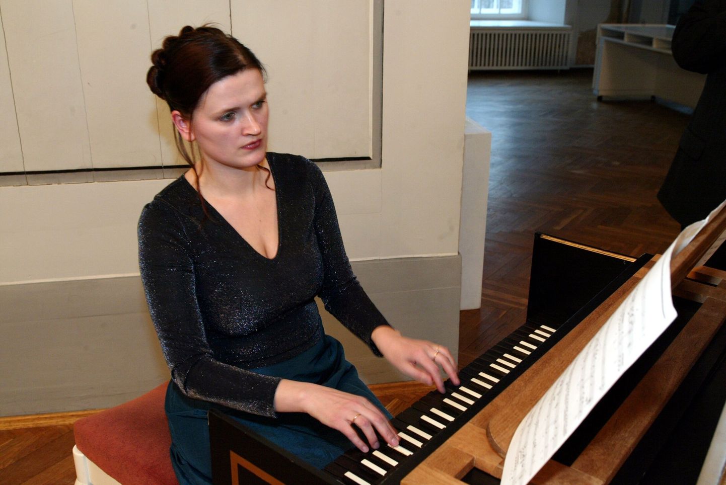 Ele Sonn võib olla nii klaverisaatja kui ka klavessiinimängija (pildil).
