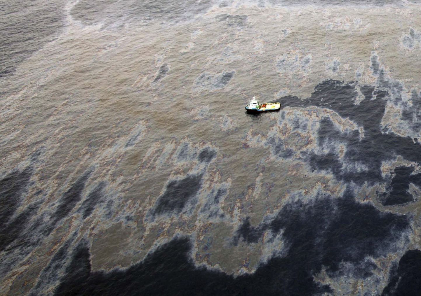 Skandaalne naftafirma Chevron saab jälle Brasiilias naftat puurida. Fotol Atlandi ookeani lekkinud nafta