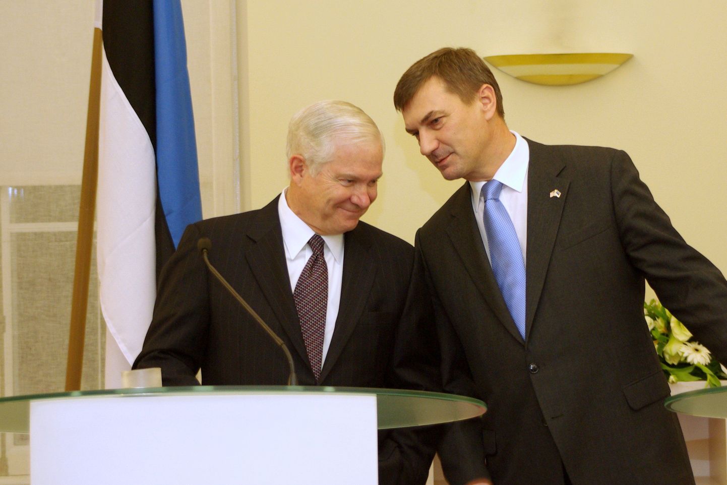 USA kaitseminister Robert M. Gates ja Eesti peaminister Andrus Ansip pressikonverentsil.