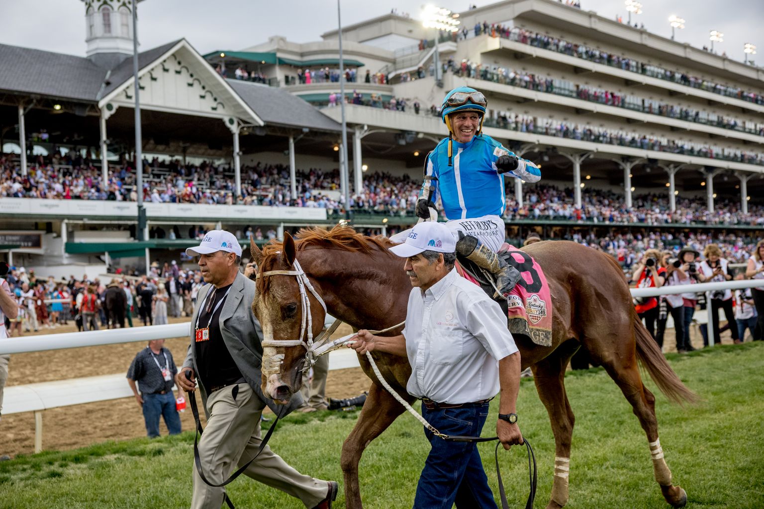 Kentucky Derby tänavune võidumees Javier Castellano hobusel Mage.