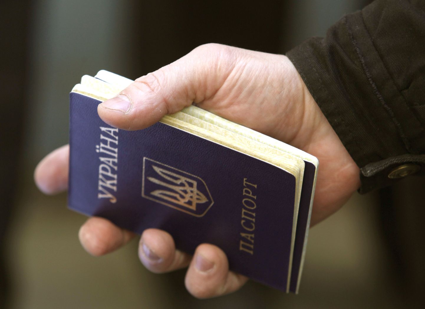 Mees hoiab käes kahte Ukraina passi, et vahetada need Sevastopolis Vene passide vastu.