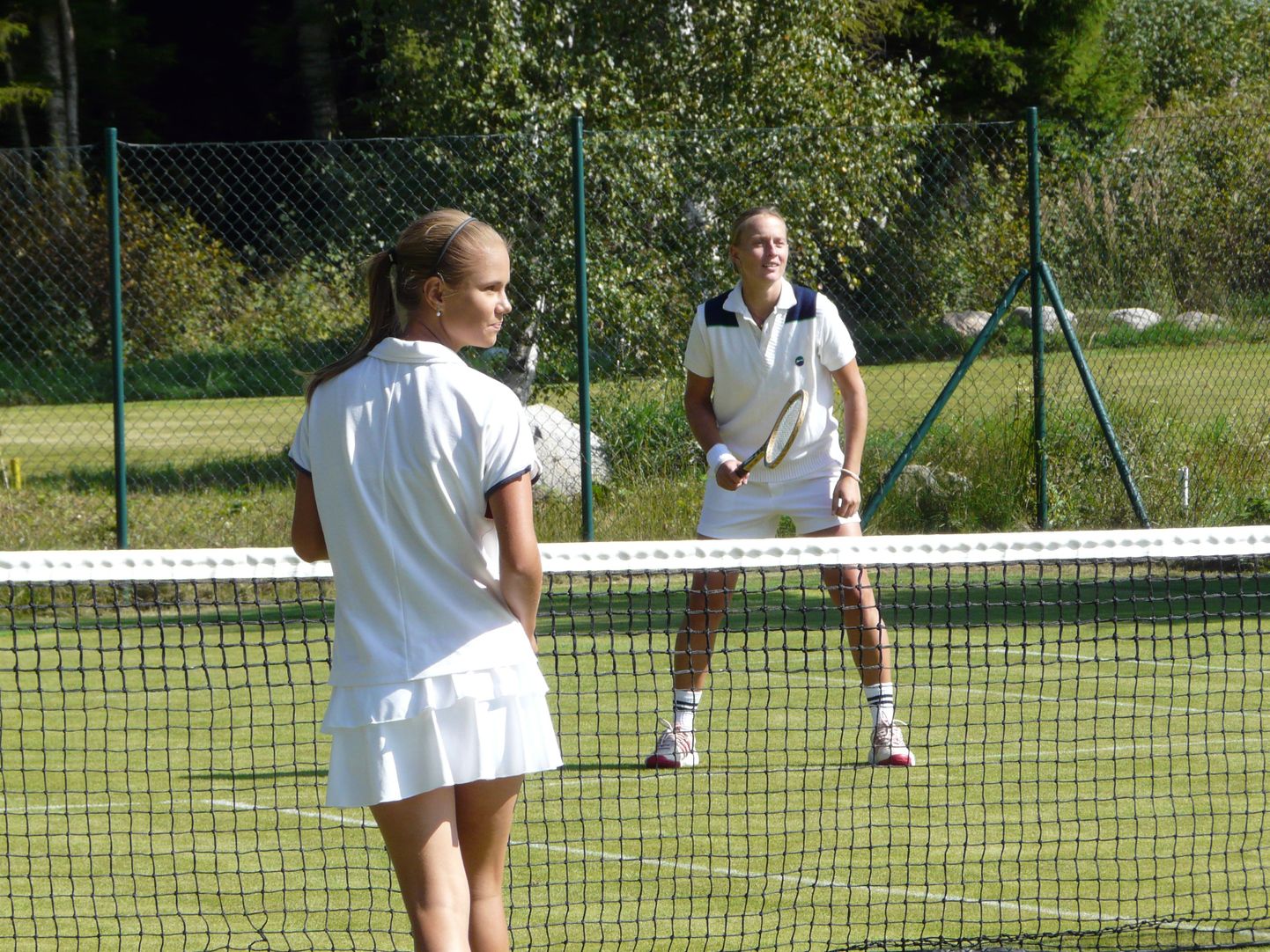 Profitennisist Maret Ani (paremal) mängis Ojasaare muruväljakul niisama suure innuga kui Wimbledoni suurturniiril. Pildil vasakul noor tennisist Kärt Koppel.