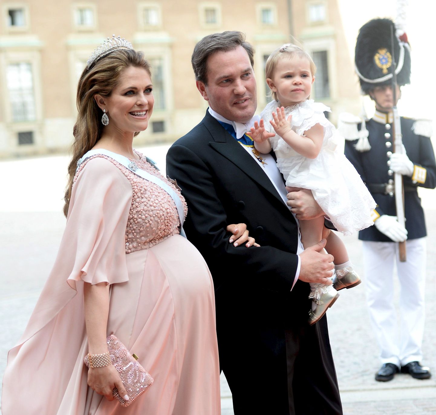 Rootsi printsess Madeleine, ta abikaasa Christopher O'Neil ja nende tütar, printsess Leonore enne prints Nicolase sündi