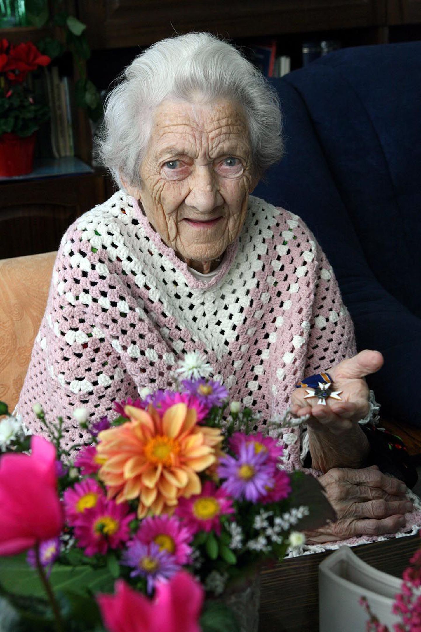 104-aastane Minna Puidak näitab aumärki, mille ta oli veel enne venelaste sissetulekut Kaitseliidult saanud.