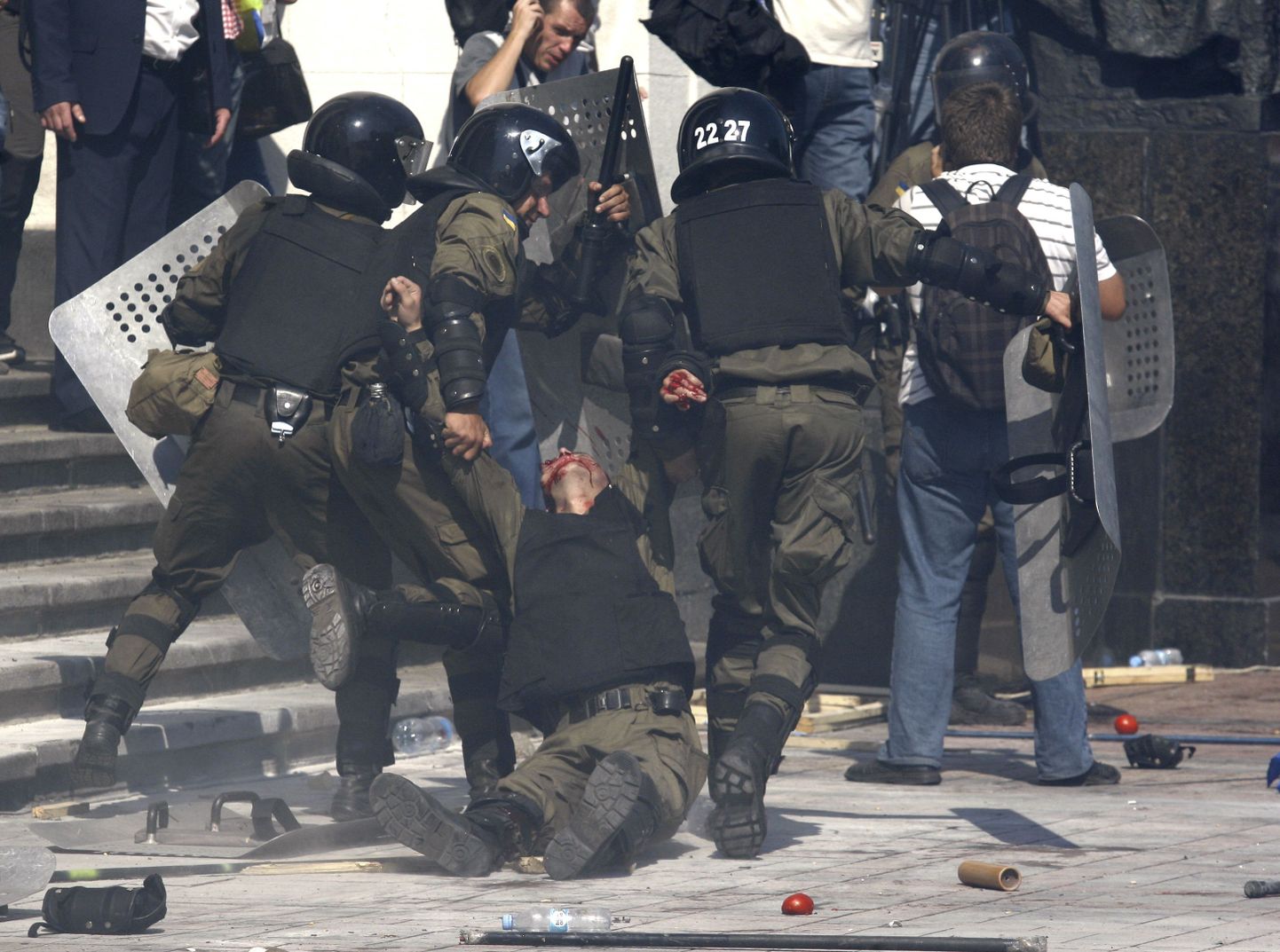 Üleeile Kiievis kokkupõrgetes meeleavaldajatega vigastada saanud julgeolekutöötaja.
