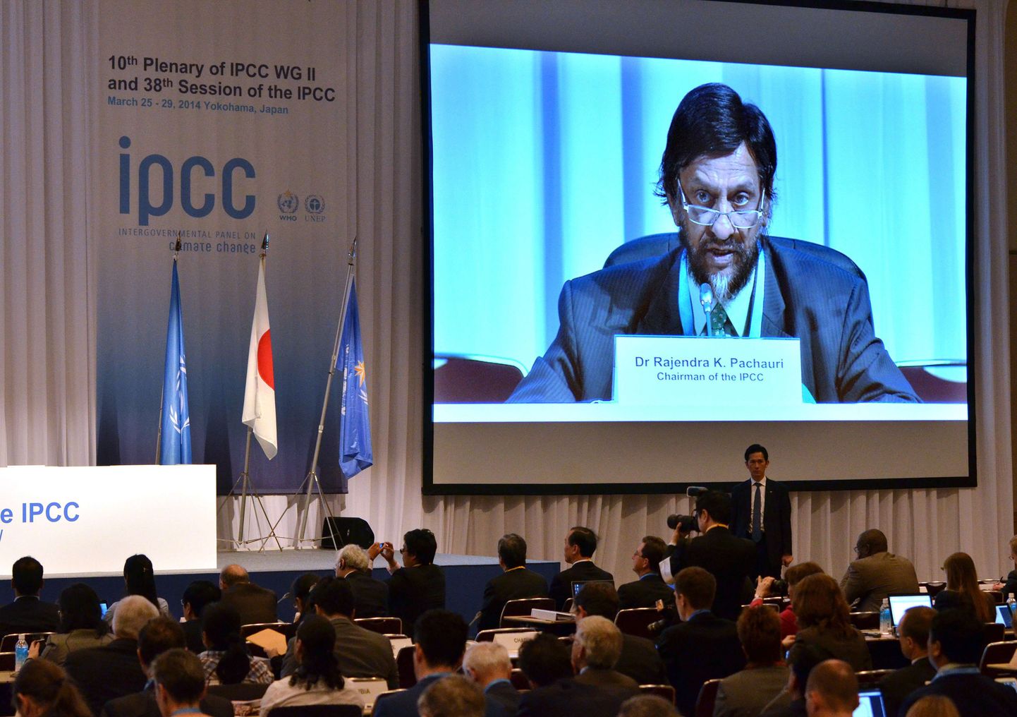 ÜRO kliimanõukogu IPCC juht Rajendra Pachauri kõnepuldis ja ekraanil.