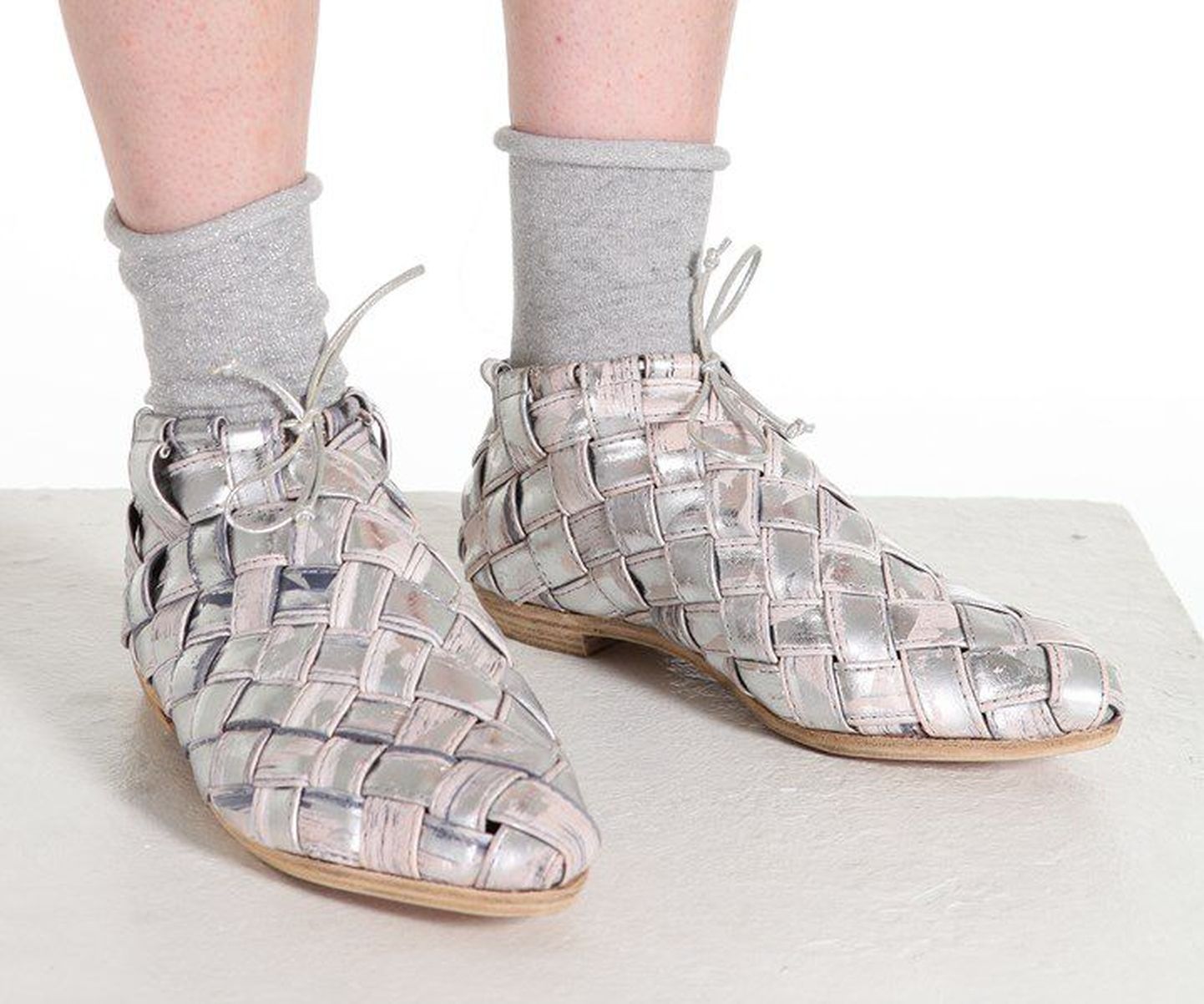 Tiiu Niinemets on loonud Eesti etnograafilistest jalanõudest inspireeritud kingade kollektsiooni.