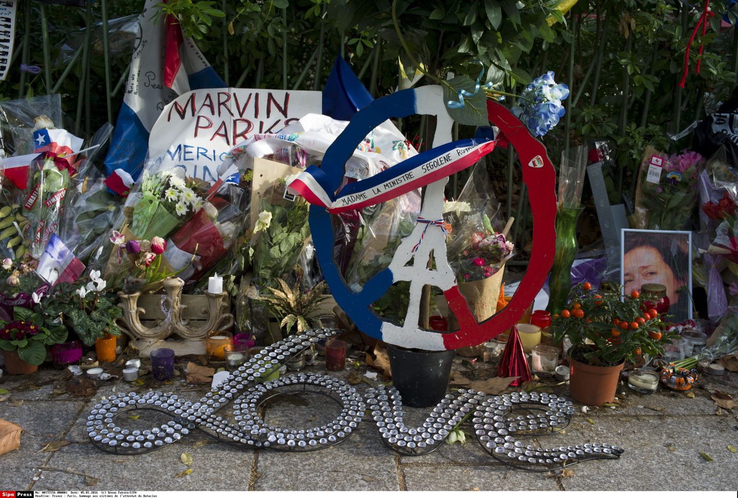 Pariisi terroriohvrite mälestuseks toodud lilled ja mälestusesemed.