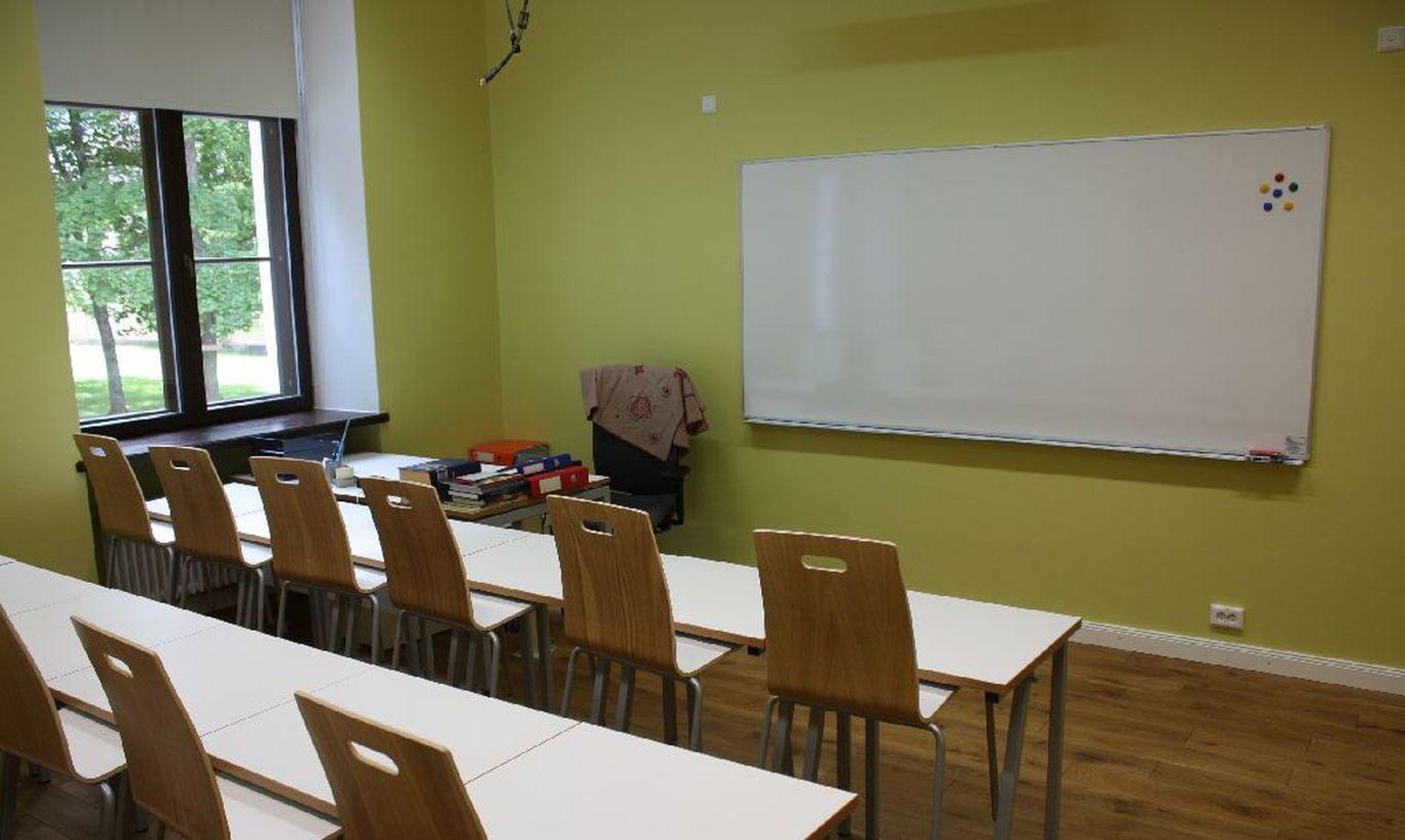 Tühi klassiruum. Õpetajat pole, õpilasi pole.