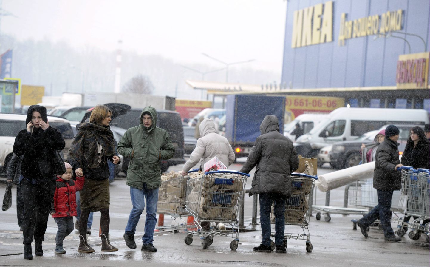 Ostlejad Ikea Moskva kaupluse ees.