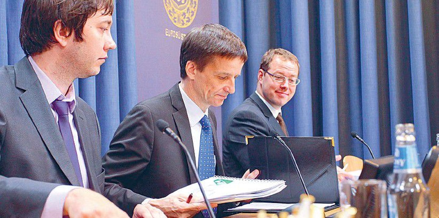 Президент Банка Эстонии Ардо Ханссон (в центре) сказал вчера на пресс-конференции, что быстрый рост заработной платы может ускорить и рост инфляции. Слева от Ханссона — пресс-секретарь Вильяр Ряэск, справа — вице-президент Юло Каазик.