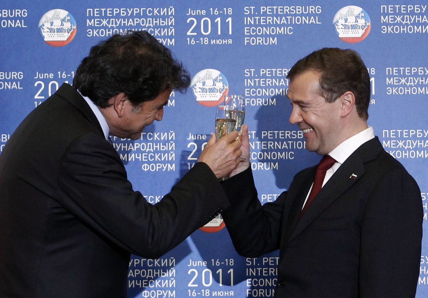 Vene president Dmitri Medvedev (paremal) ja Prantsuse väliskaubandusminister Pierre Lellouche Mistrali ostulepingu sõlmimise järel.