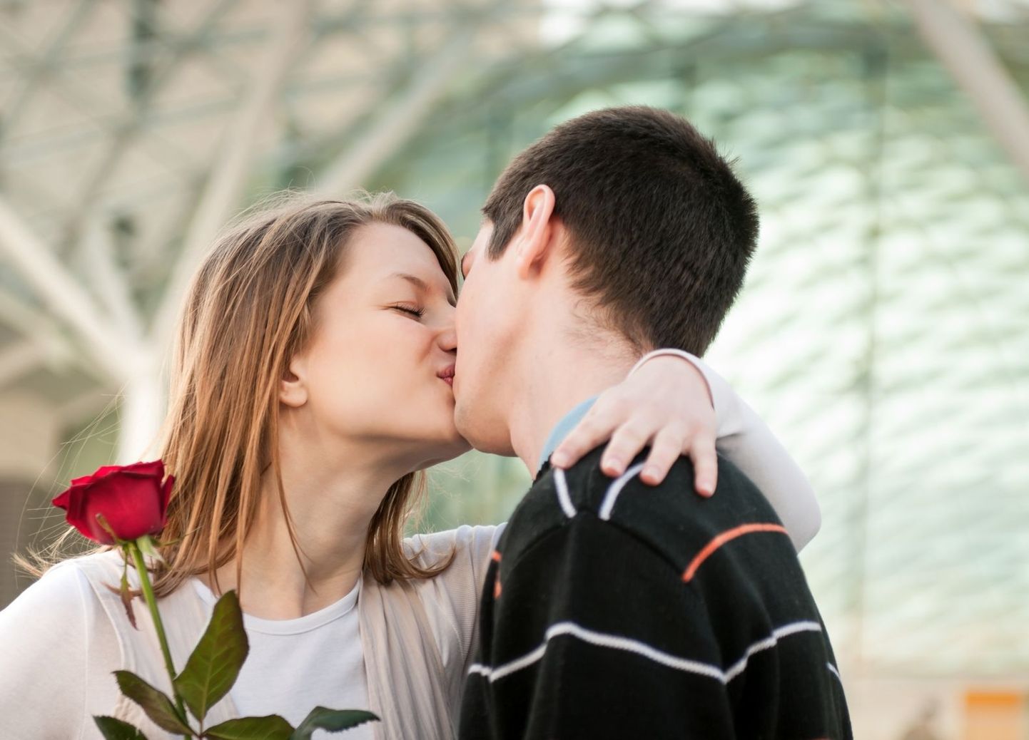 Naised suudlevad enne õiget partnerit umbes 15 mehega