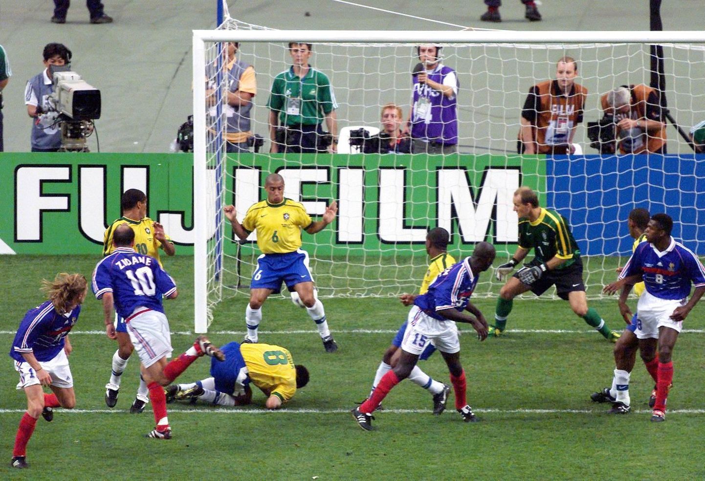 Prantsusmaa jalgpallikoondis (sinistes) alistas 1998. aaste MMi finaalis Brasiilia 3:0