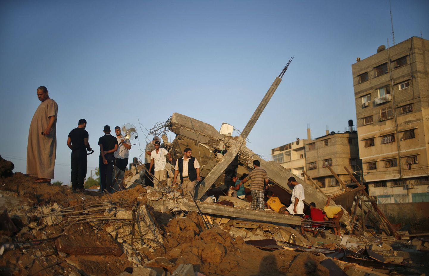 Palestiinlased Iisraeli õhulöögis hävitatud maja rusude juures.