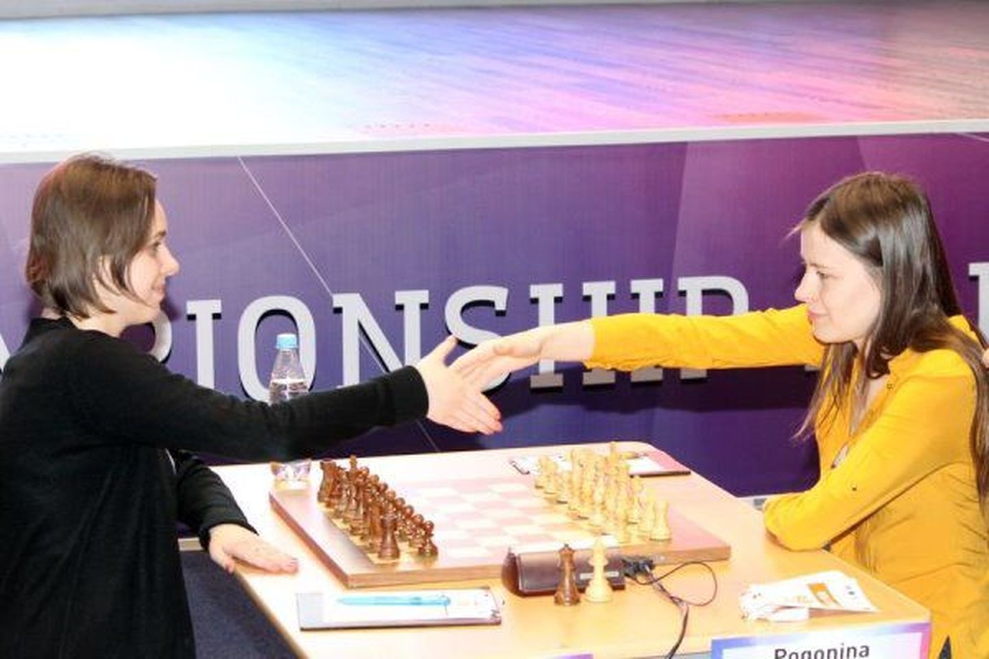 Россиянка Наталья Погонина (слева) сыграла вничью с украинкой Марией Музычук в первой партии финального матча чемпионата мира по шахматам среди женщин.