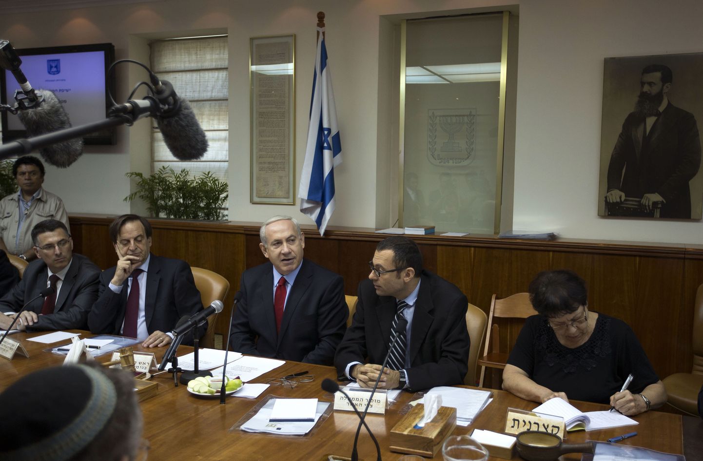 Iisraeli peaminister Benjamin Netanyahu (keskel) tänasel kabinetiistungil.