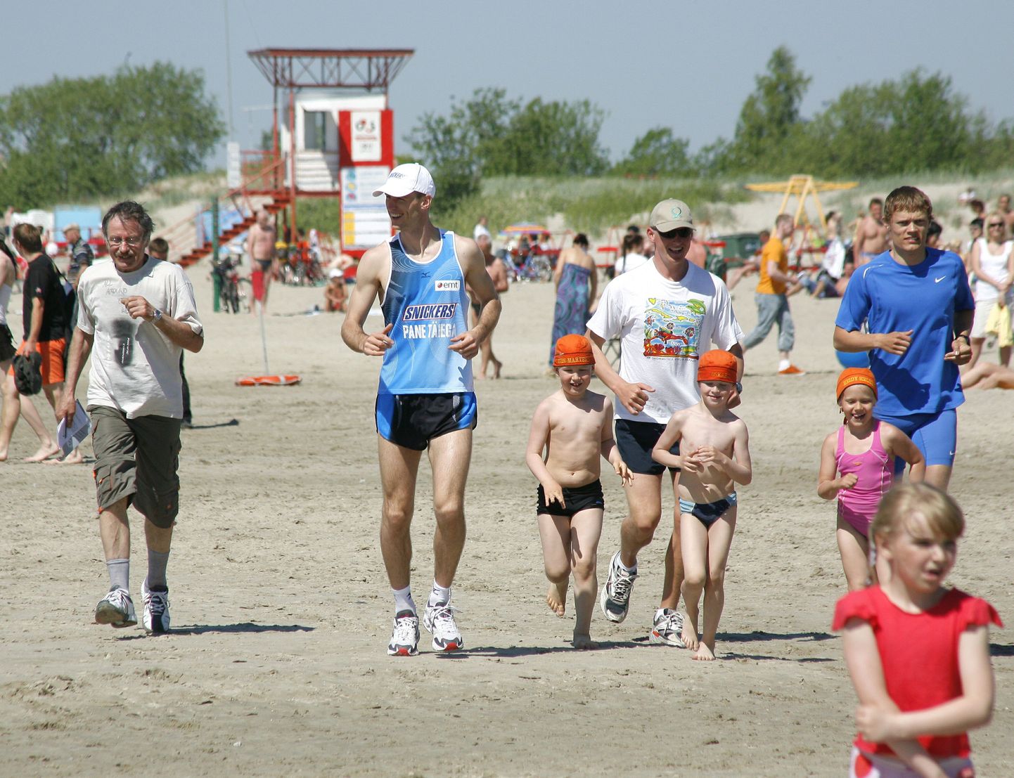 Kristjan Puusild alustas keskpäeval Pärnu rannast ümber Eesti jooksu, saatjaks Henri Sool (paremal sinises) ja teised kodulinna spordimehed ja -lapsed.