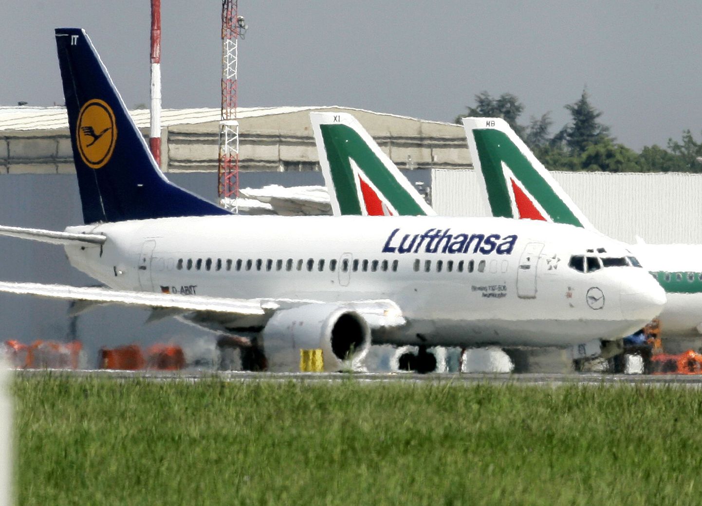 Lufthansa reisilennuk, tagaplaanil paistab kaks Alitalia lennukit.