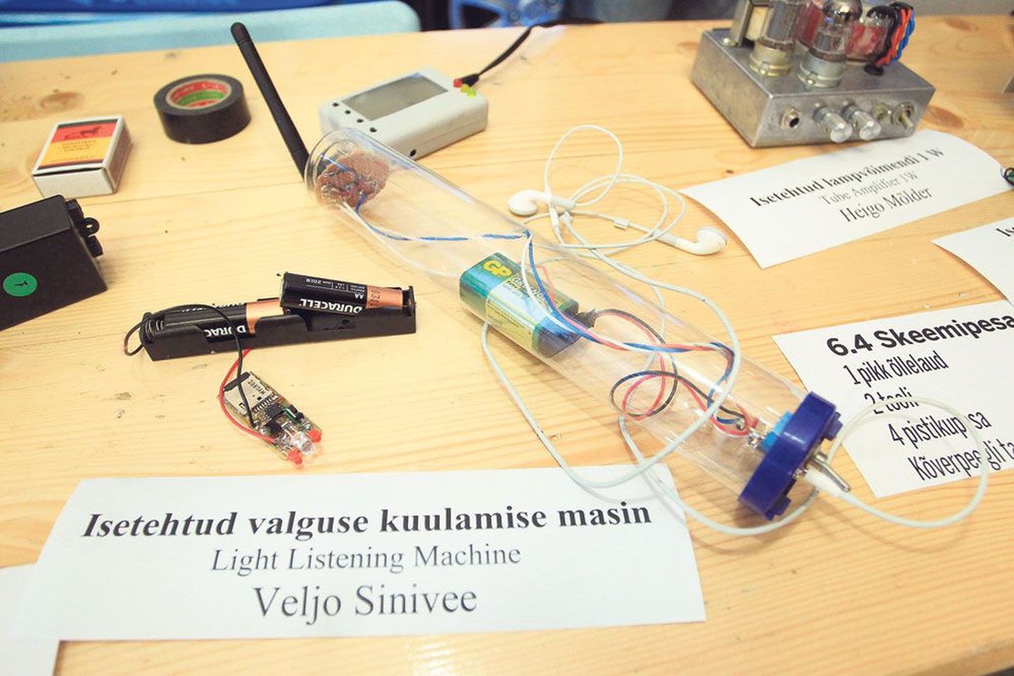 Tallinlaste Skeemipesa letile olid laotud mitmed unikaalsed aparaadid. Nende hulgas oli kesksel kohal ise­tehtud valguse kuulamise masin, mille autor on Veljo Sinivee.