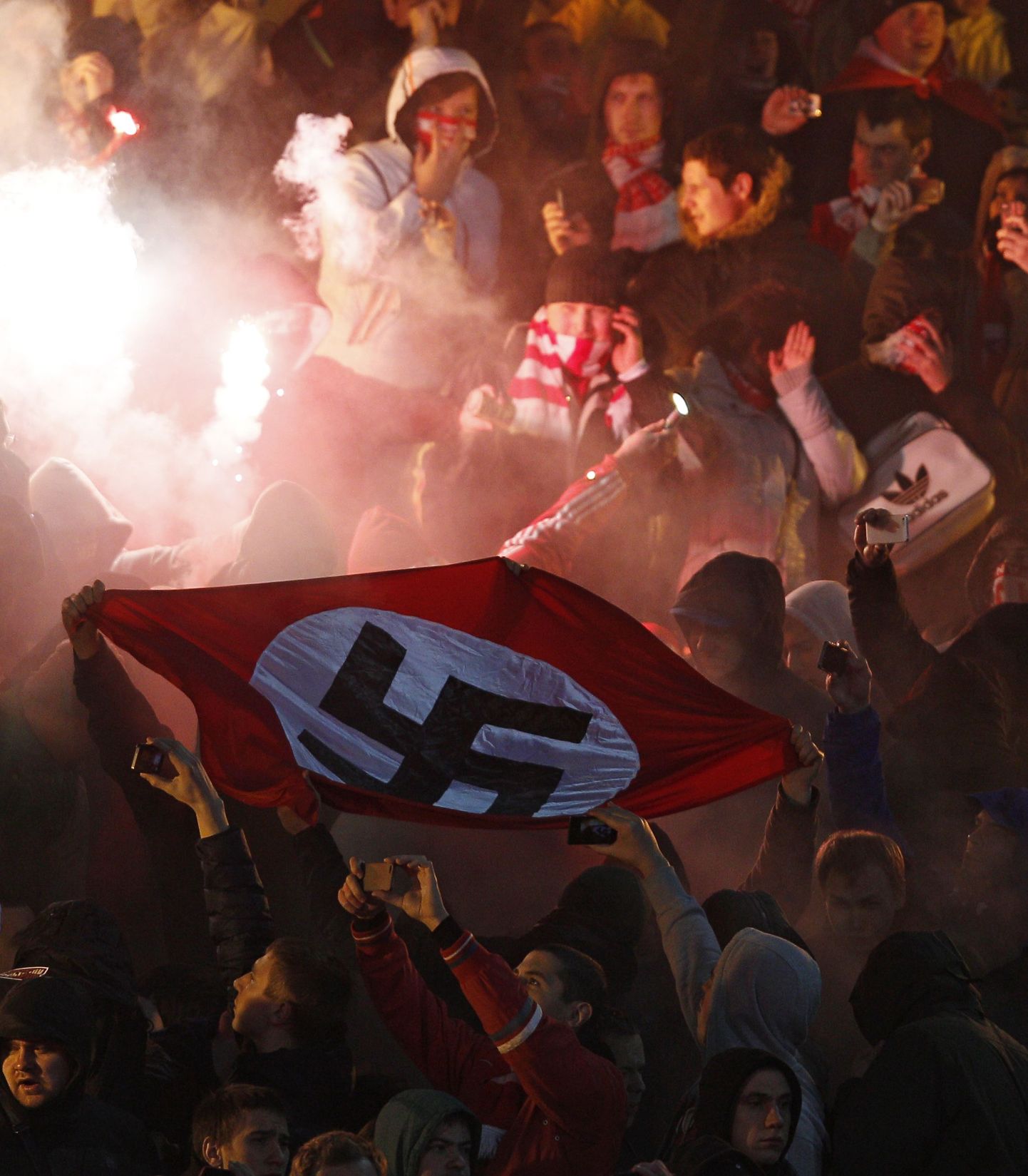 Mitmelgi puhul rassistliku käitumisega silma paistnud Moskva Spartaki fännid on tribüünile toonud ka haakristiga lipu.