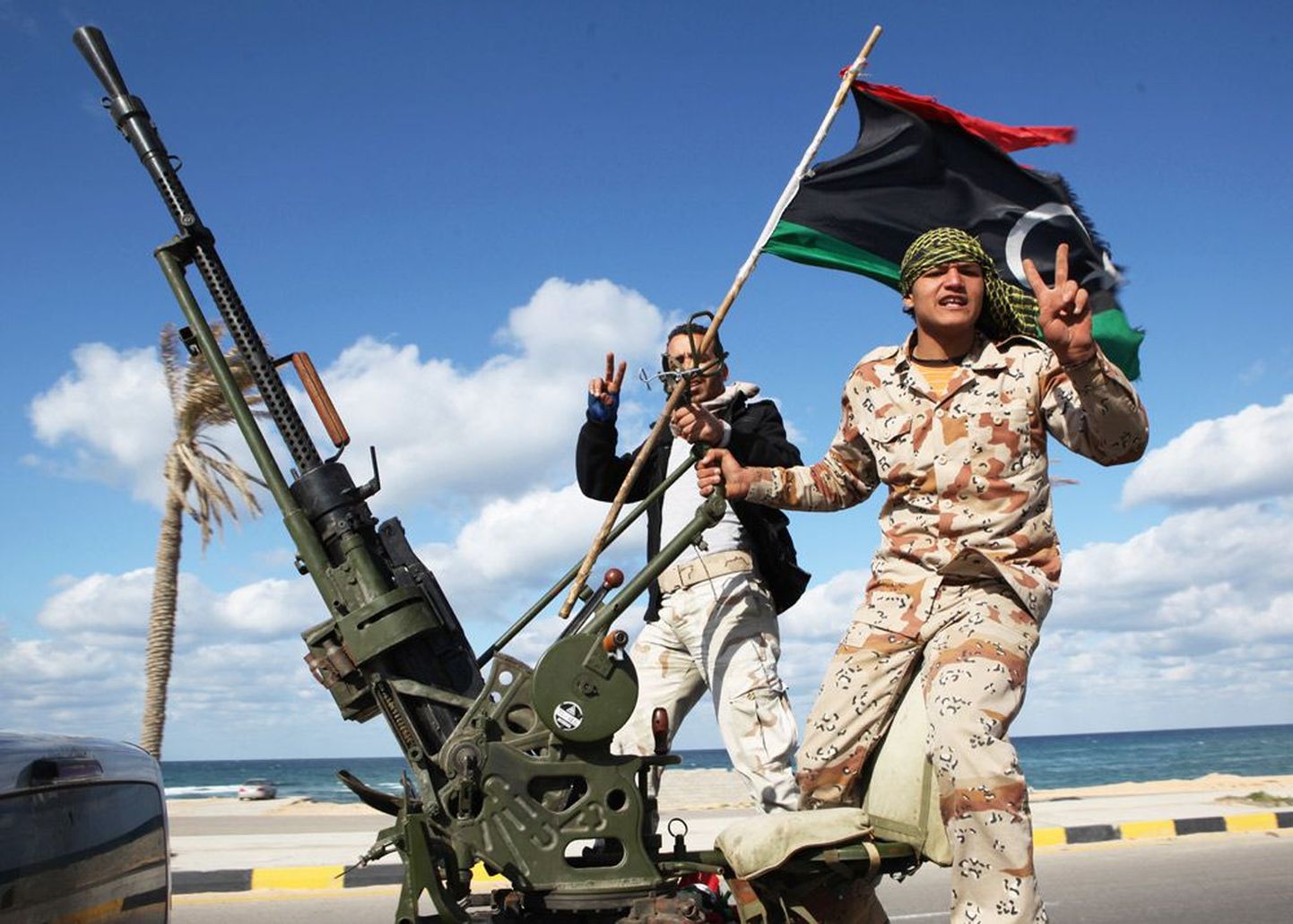 Relvarühmituste liikmed pealinnas Tripolis teisipäeval toimunud paraadil oma võimu demonstreerimas.