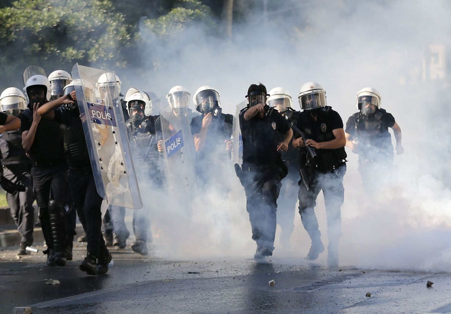 Массовые беспорядки начались в Стамбуле на площади Таксим в ночь на первое июня.