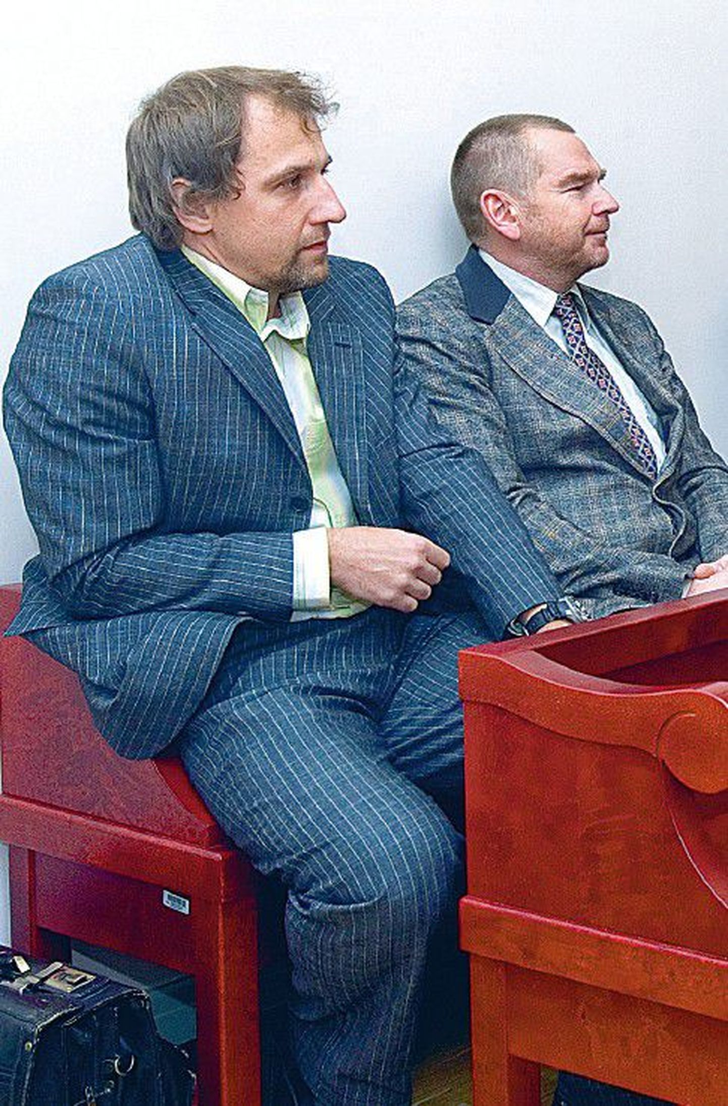 Sylvesteri endised omanikud Toomas Mets (vasakul) ja Mati Polli Tallinna halduskohtus enne protsessi algust.